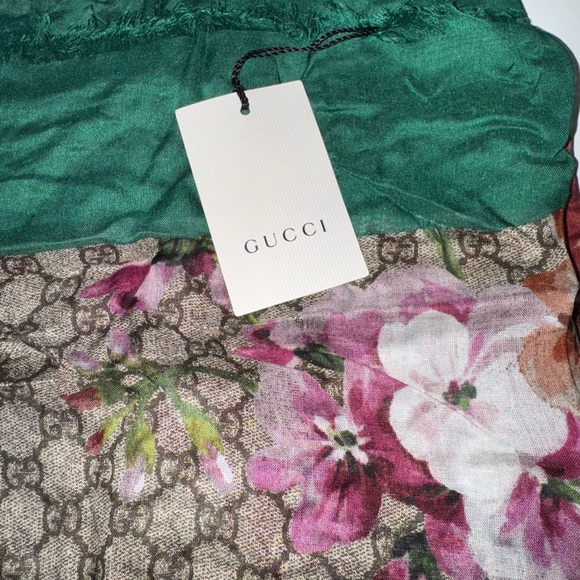 Gucci GG Scarf - Picture 9 of 11